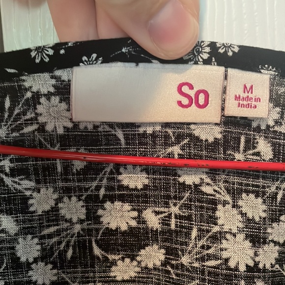 Black Boho-Chic top with flowers size medium. NWT - Picture 3 of 4